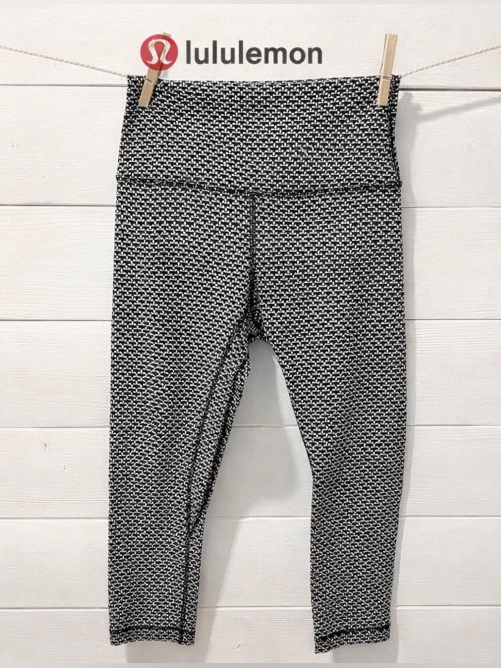 LULULEMON - Black & White Patterned Leggings - Size 4